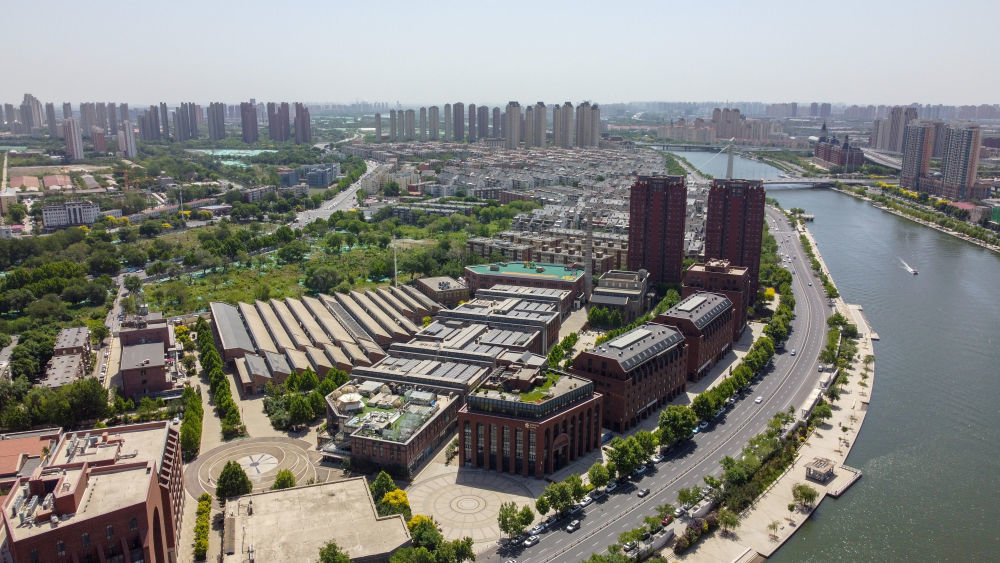 无人机视角下的天津海河东岸天津棉3创意街区。 新华社记者 孙凡越 摄