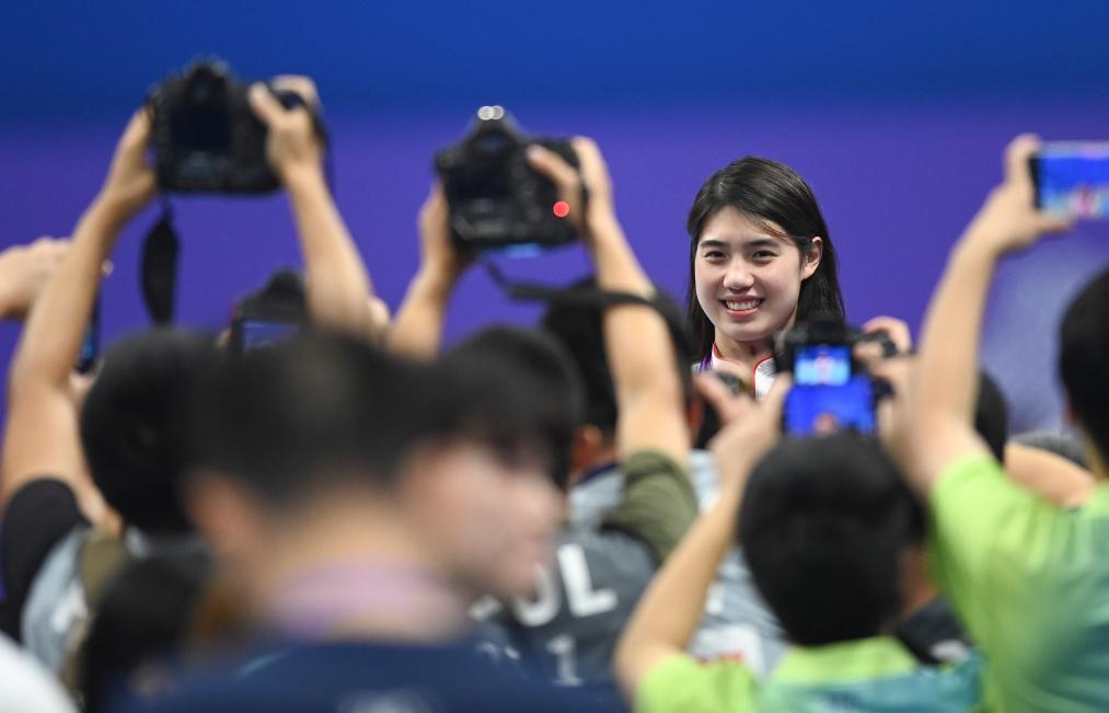 9月29日，中国选手张雨霏在赛后留影。新华社记者 黄宗治 摄