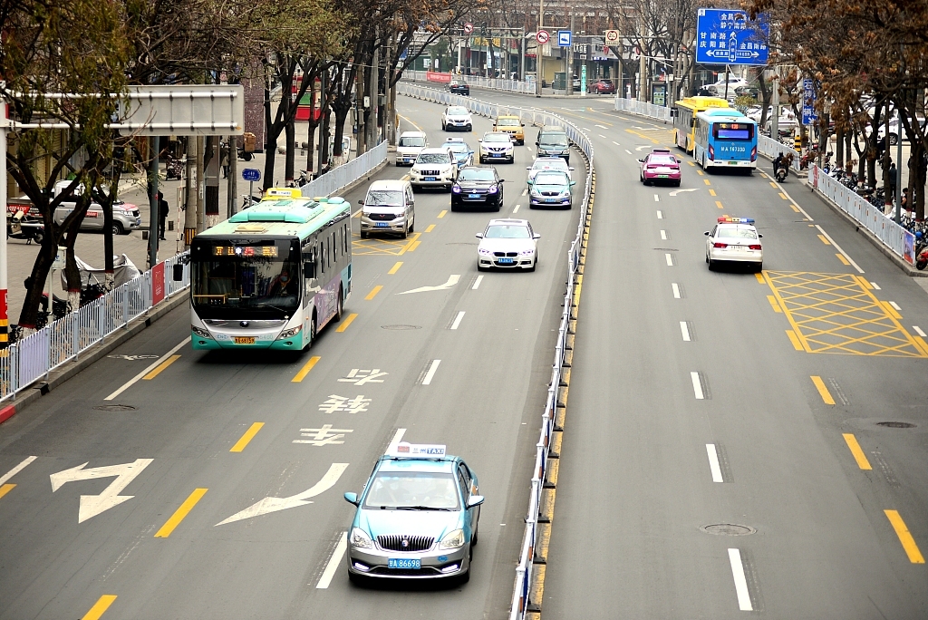 兰州街头的公交车 视觉中国 资料图