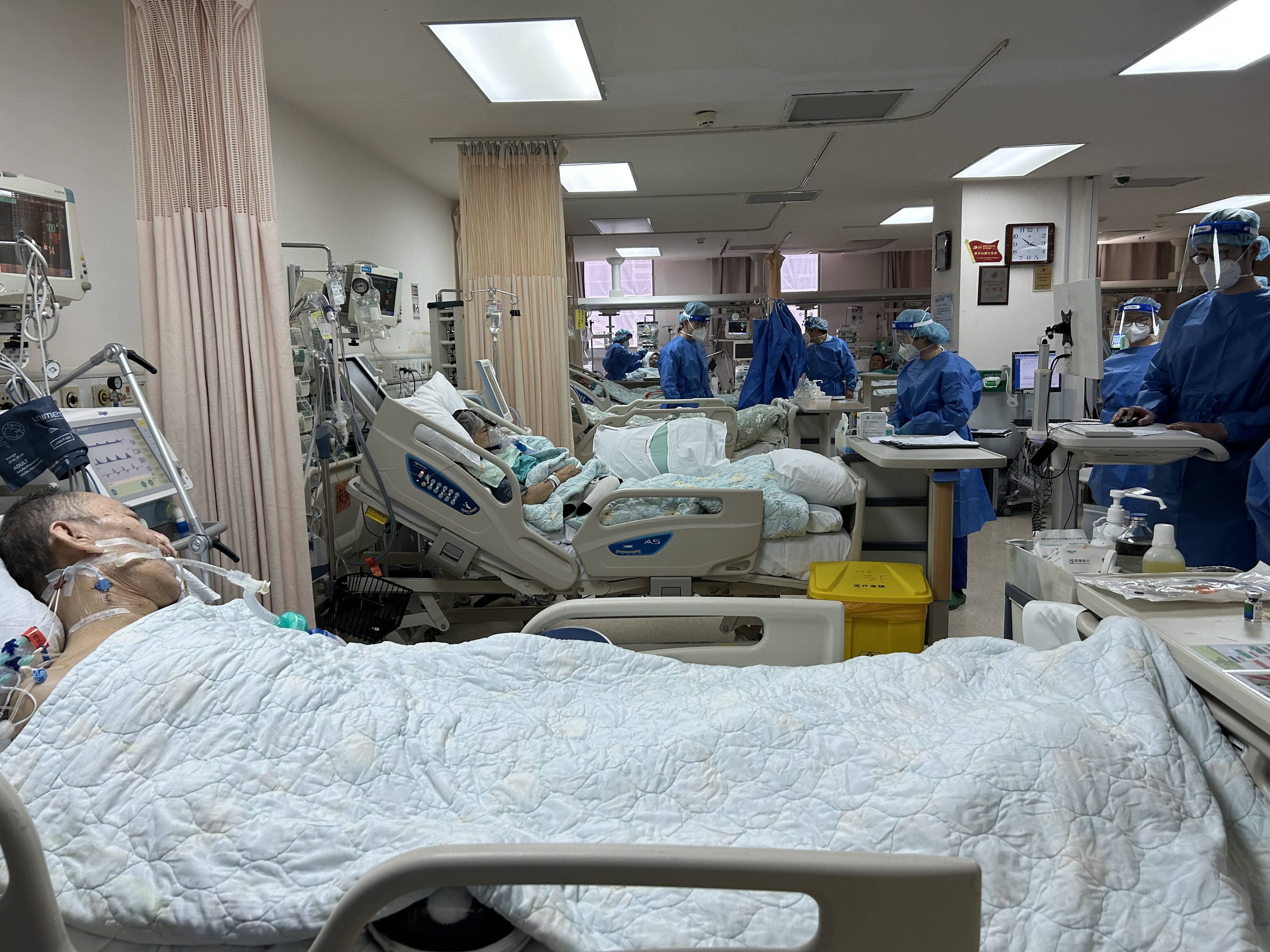 2023年1月5日，上海交通大学医学院附属仁济医院东院ICU病房，17张病床已收满病人，设有一张紧急备用病床。澎湃新闻记者 李佳蔚 摄