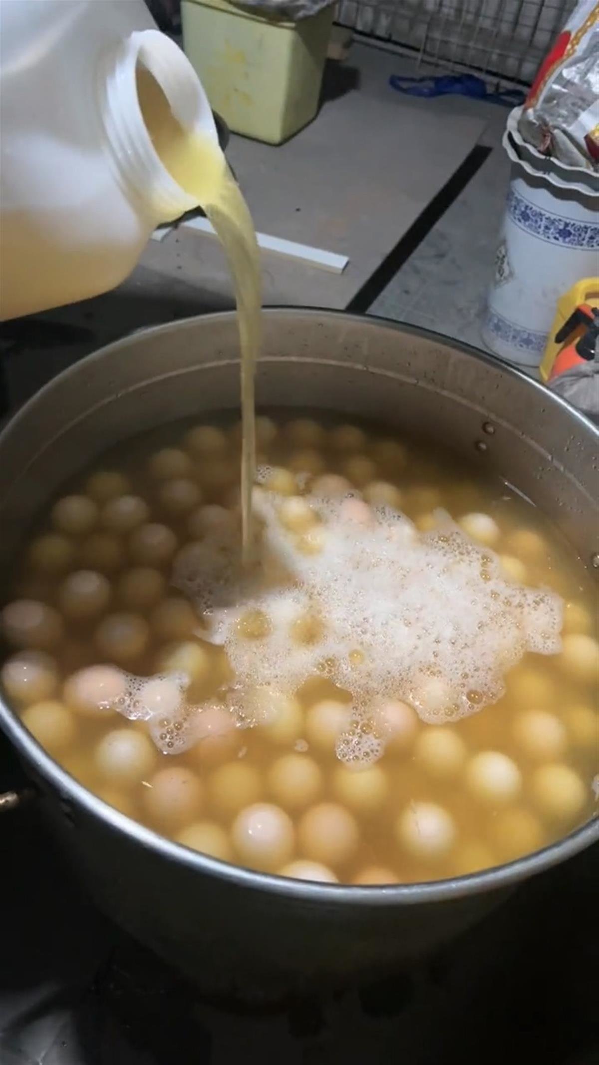 东阳女子用童子尿煮鸡蛋(网络视频截图)