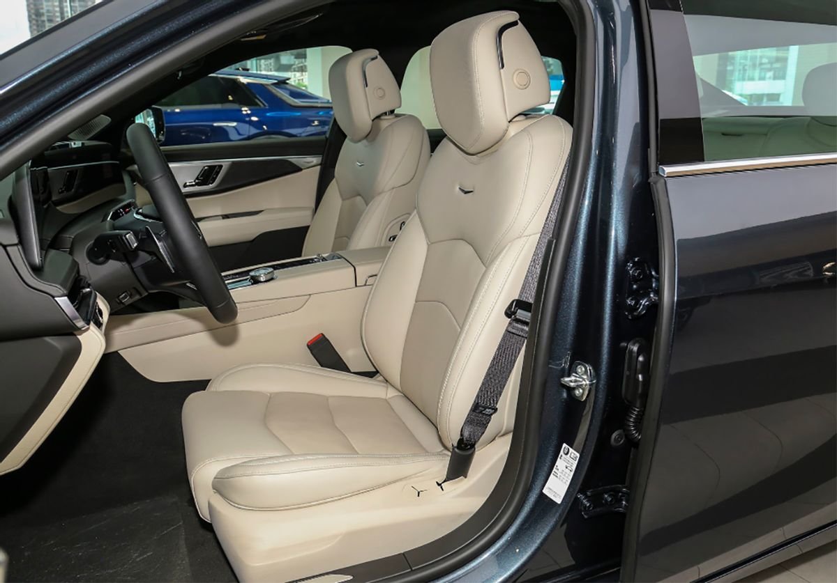 差不多的价格,选TA还是宝马3系?凯迪拉克CT6到店实拍