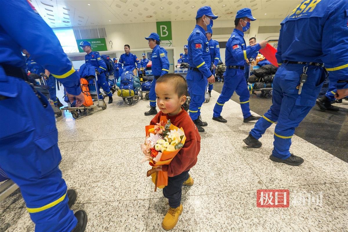 极目新闻特派记者和蓝天救援队一起凯旋，2岁小宝欢迎英雄父亲从土耳其救灾归来