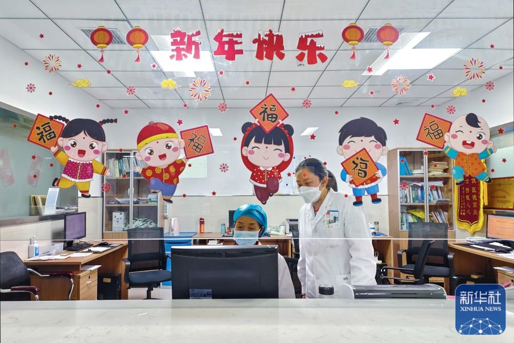 1月21日,医护工作者在湖北省云梦县人民医院值班。新华社发(胡学军摄)