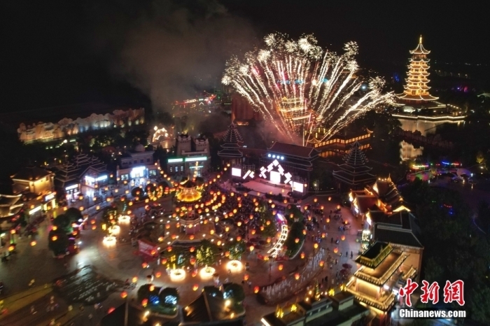 资料图：9月30日，漫天焰火在长沙方特升空，吸引众多游客围观。中新社记者 杨华峰 摄