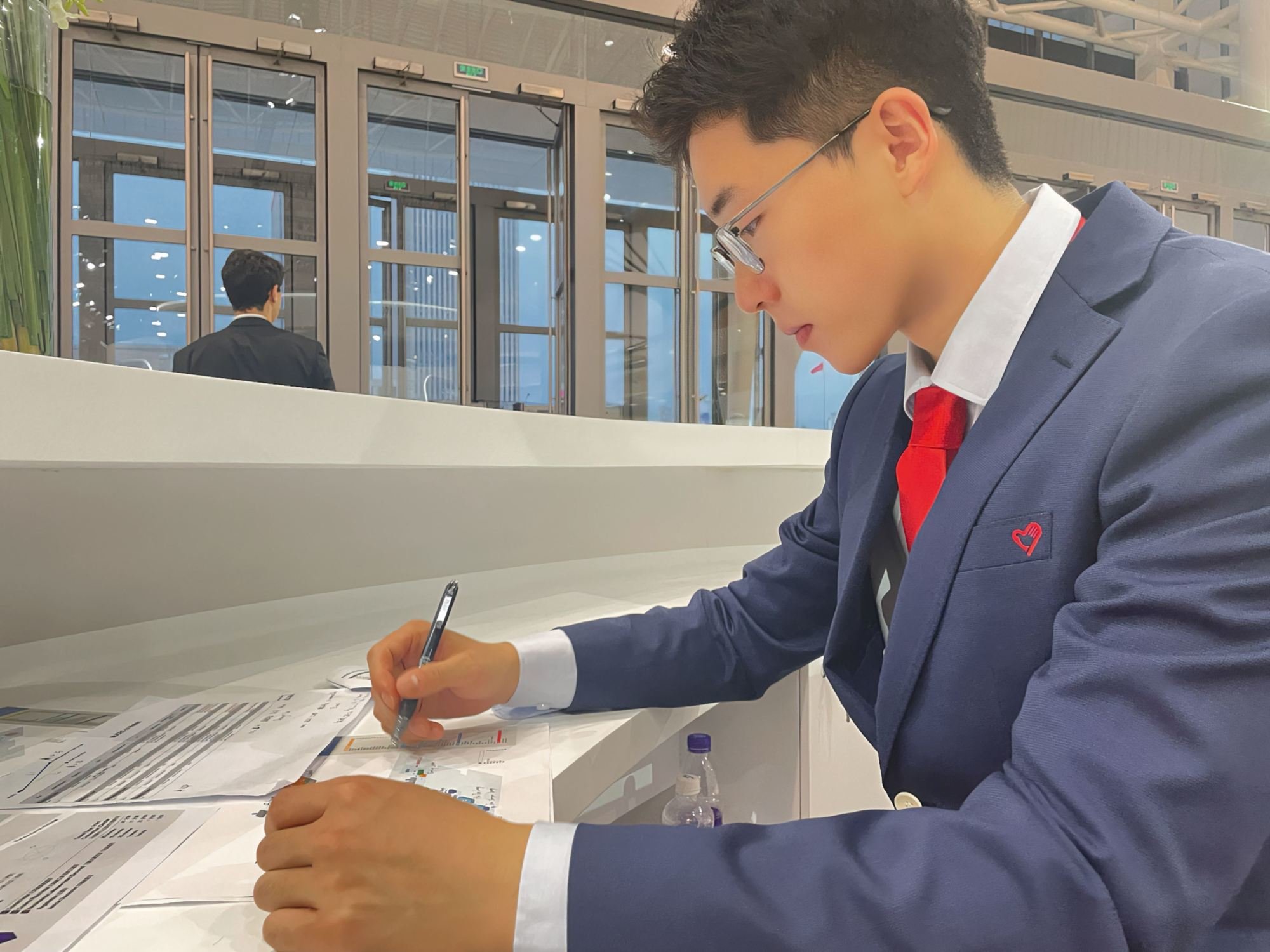 贾旭在志愿服务中（央广网发 天津外国语大学供图）