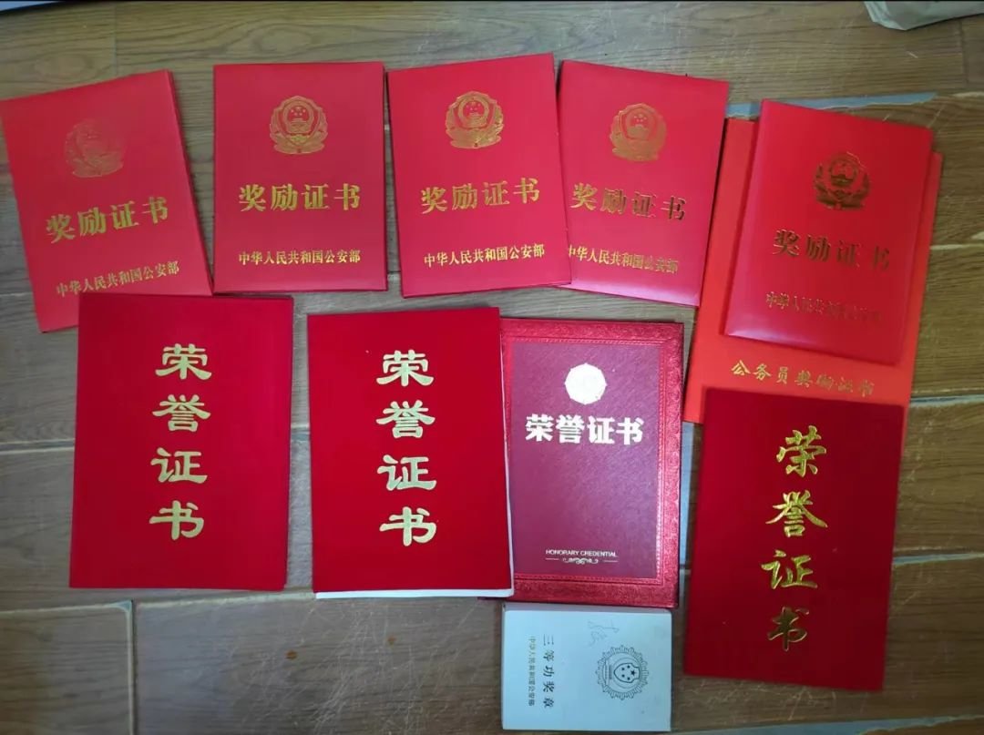 刘队从警至今所获的部分证书 | 图源受访者
