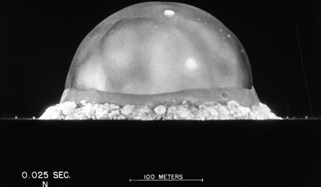 1945年7月16日，“三位一体”爆炸后0.025秒的画面。© U.S. Department of Defense