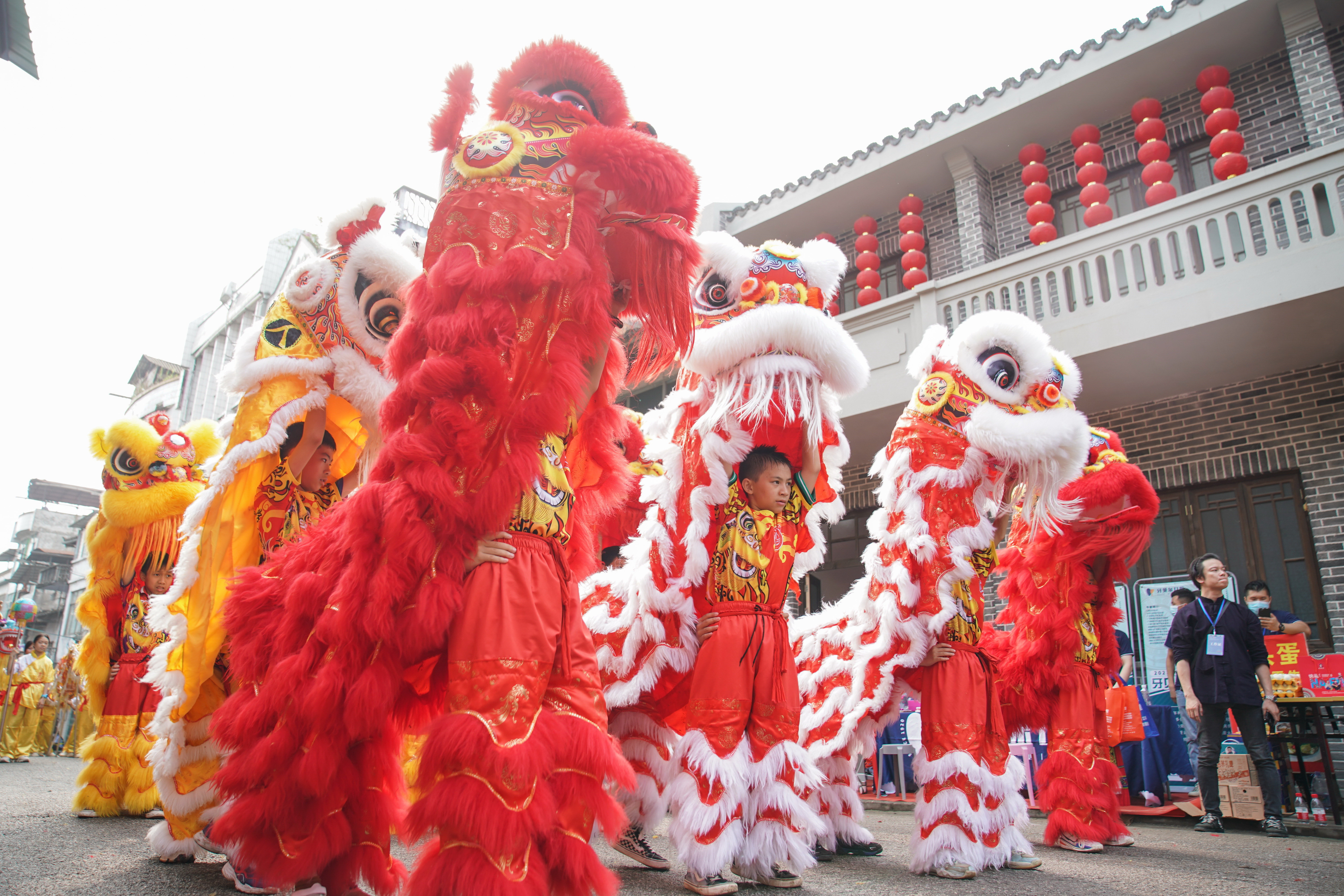 4月18日,2023年“壮族三月三·八桂嘉年华”崇左花山国际文化旅游节开幕式暨2023年龙州南街中外文化经贸交流活动,在中越边城广西崇左市龙州县龙州镇南街历史文化街区举行。当地举办舞龙舞狮、壮族长桌宴、中外传统服饰大赛、山歌大会等活动,以天琴、壮锦、沙糕等龙州当地非遗特色文化、美食展示及疍家婚礼等特色民俗风情表演迎接各方宾客。