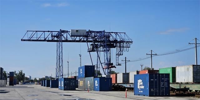 来自中国的集装箱货物等待换装。人民网记者 王震摄