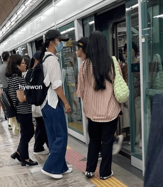 网友韩国地铁偶遇汤唯 穿白衬衫背双肩包很接地气