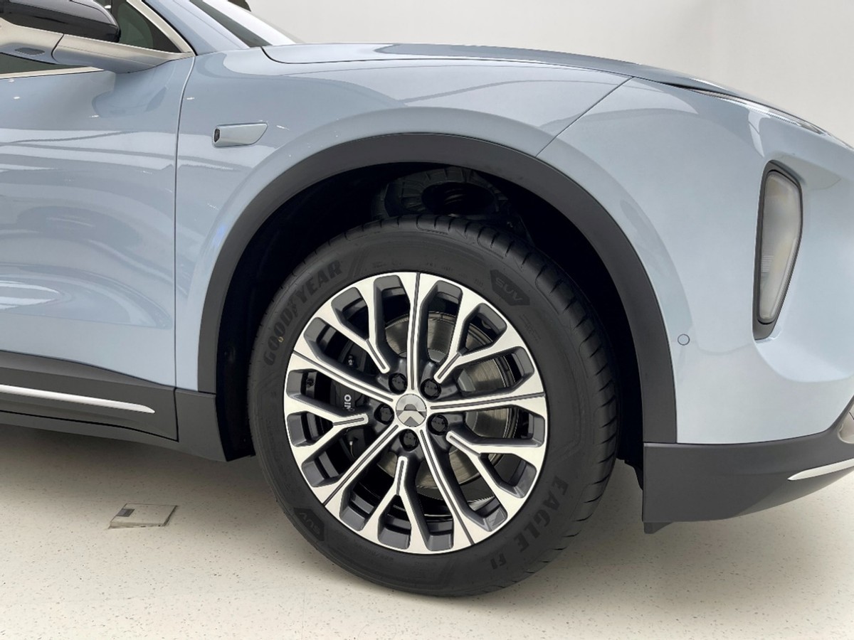 ES6+2万元=轿跑SUV画风+电动尾翼,加速还更快,蔚来EC6到店实拍