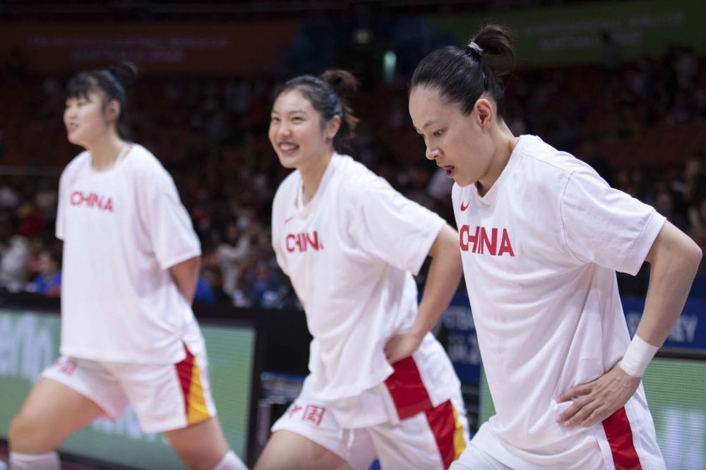 2022年10月1日，中国队球员杨力维（右一）等在女篮世界杯决赛前热身。新华社发（胡泾辰摄）