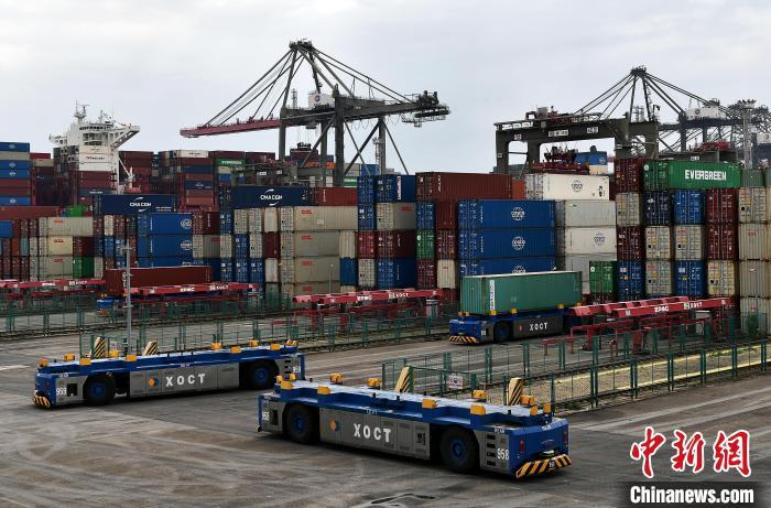 9月7日，厦门远海自动化码头上，转运集装箱的自动导引车正在作业。这是全球首个第四代自动化码头、中国首个拥有全部自主知识产权的自动化码头，开行了多条“丝路海运”命名航线。　中新社记者 张斌 摄