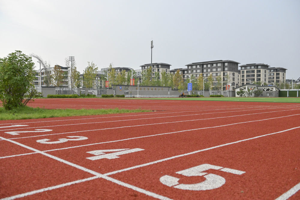 这是7月11日拍摄的雄安史家胡同小学操场。