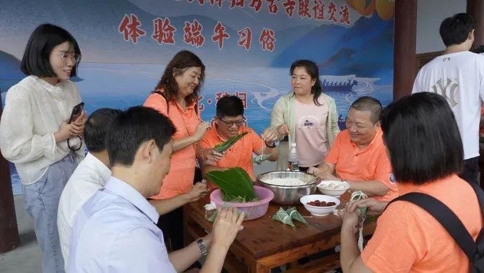 △近日,来自中国台湾彰化的屈氏后裔与湖北宜昌秭归屈原故里的屈氏后裔相聚一堂,共话端午、共祭屈原、共叙乡情。