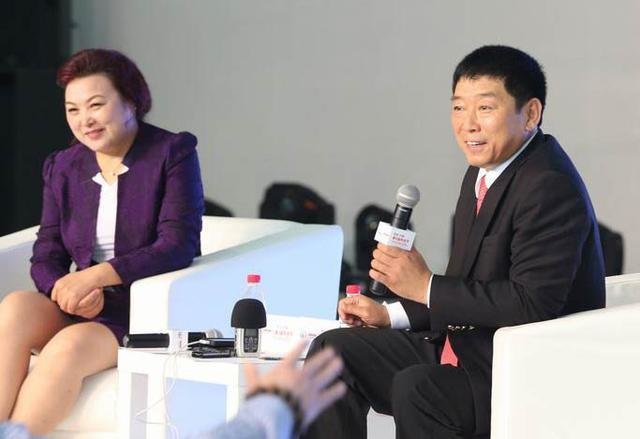 笑眯眯坐在魏建军身旁的王凤英,能否与何小鹏形成同样意境的黄金组合气场 图源:源于网络