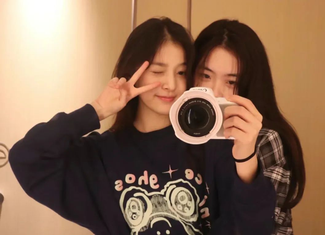 还记得《庆余年》里的小叶轻眉吗？18岁的她长这样…