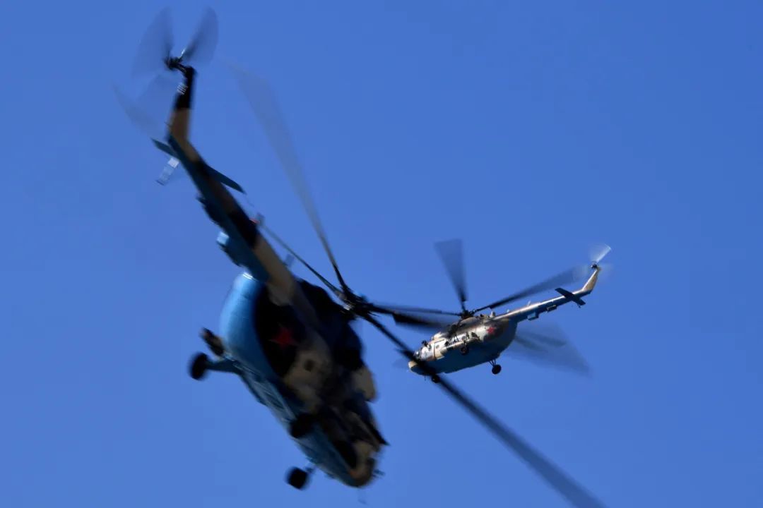 ▲9月21日，两架吉尔吉斯斯坦直升机参与独联体和上合组织的联合反恐演习。（法新社）