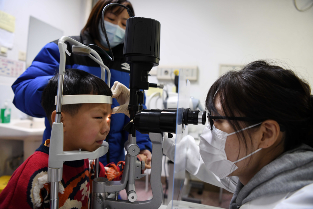 据了解,除夕晚上,眼外伤患者基本以北京和周边地区的患者为主,河北、华北地区居多。除夕夜之后,稍远地方的患者也相继赶来。总体上,除夕夜和大年初一是压力最大的时候,其次就是大年初五和正月十五。