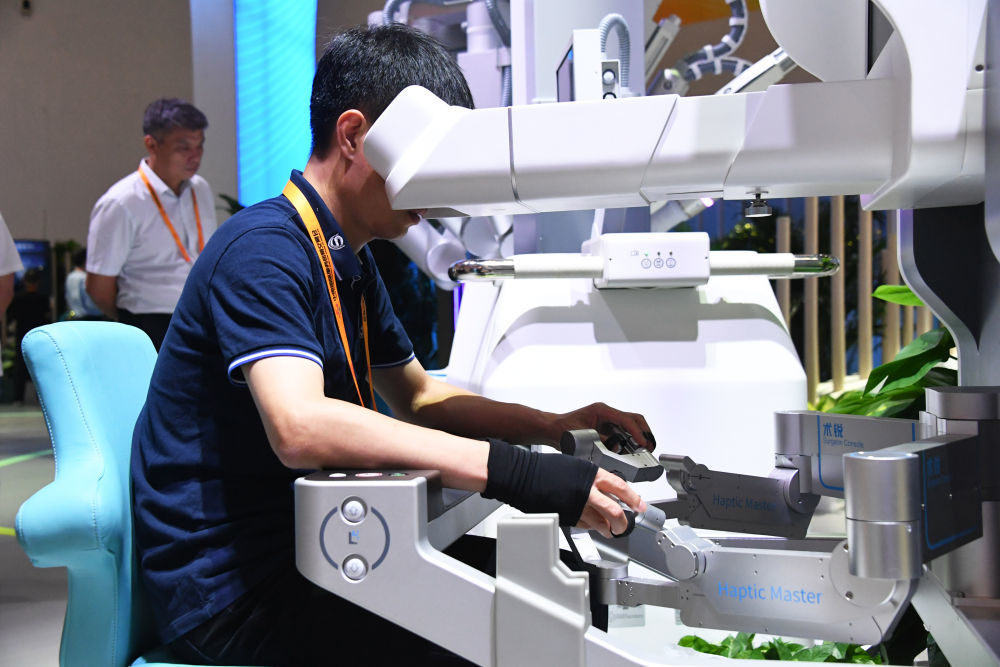 9月2日，在2023年服贸会国家会议中心综合展区，工作人员在操作单孔腔镜手术机器人。新华社记者 任超 摄