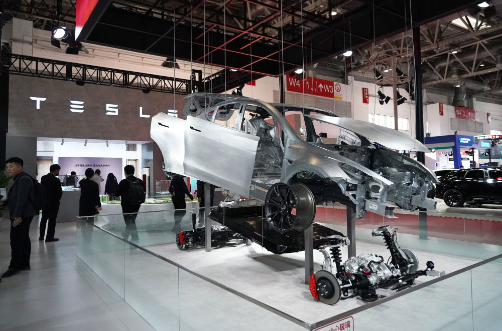这是在首届中国国际供应链促进博览会现场拍摄的特斯拉展位（2023年11月30日摄）。新华社记者 任超 摄