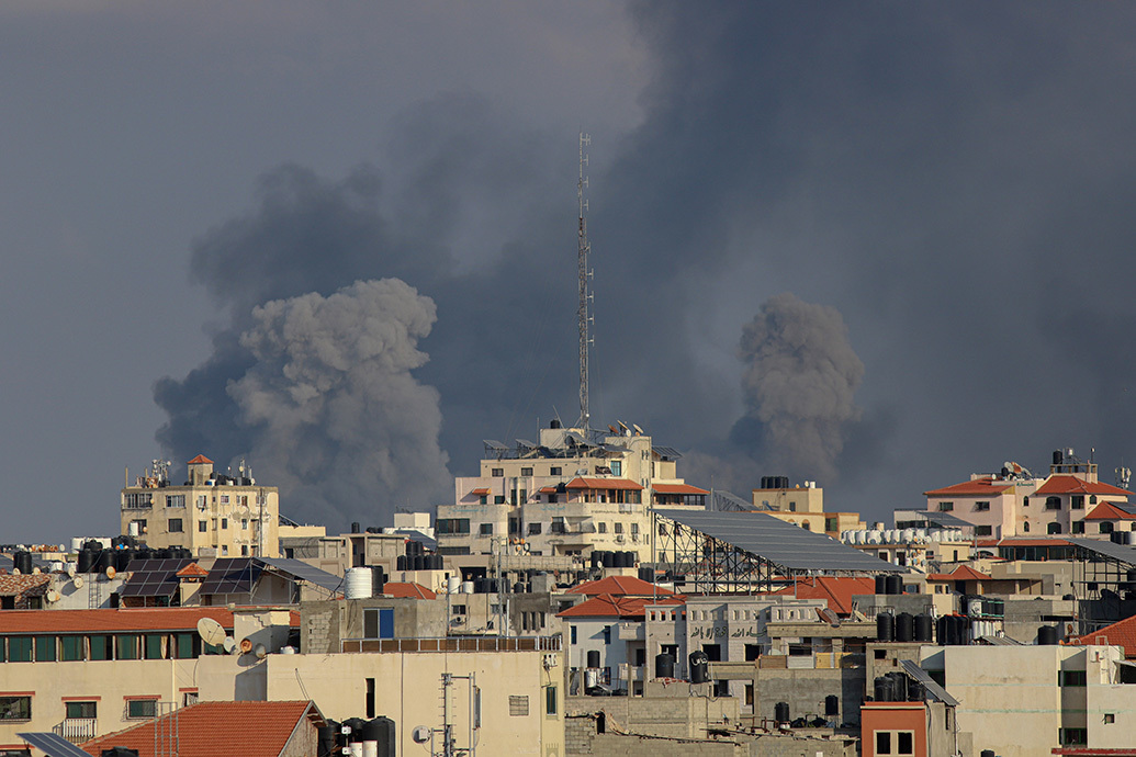 当地时间2023年10月10日，加沙城，建筑遭以色列空袭后升起浓烟。