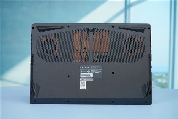 RTX 4060售价6999元 七彩虹将星X15 AT游戏本图赏