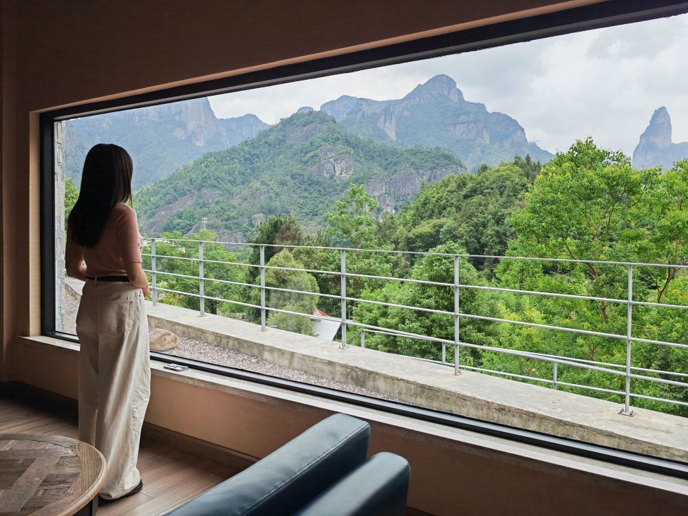 游客在台州市仙居县一处民宿内欣赏窗外风景。