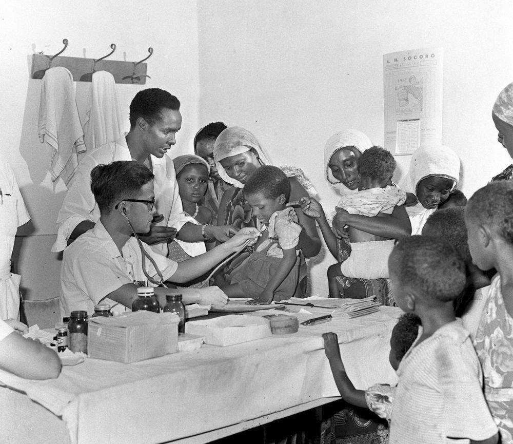 ↑1968年4月，中国医疗队在索马里阿弗戈依镇巡回医疗时为当地儿童治病。新华社记者 李治元 摄