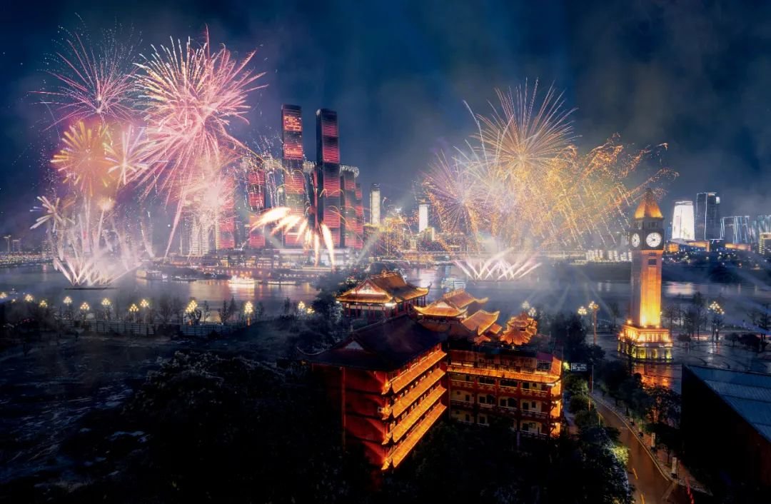 1月21日除夕夜，“新时代、新征程、新重庆”光影无人机焰火表演在重庆长江、嘉陵江两江交汇处举行。图/视觉中国