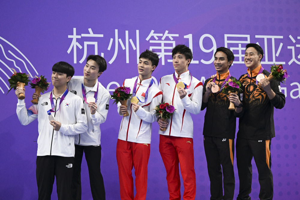 9月30日，冠军中国组合严思宇（左三）/何超（右三）在颁奖仪式上。新华社记者 薛宇舸 摄