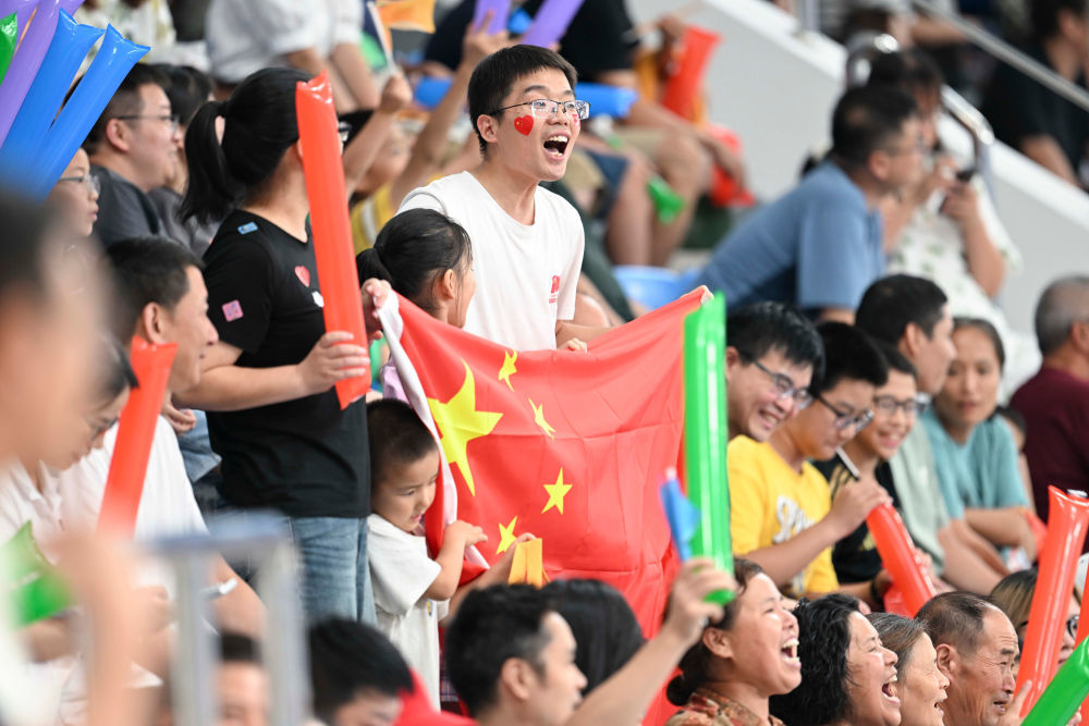 9月29日,观众在赛场观看比赛。新华社记者 胡虎虎 摄