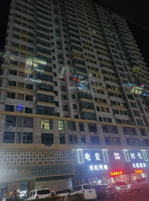 5月7日晚,事发小区大多居民已被疏散至附近酒店,但仍有家庭留在楼内。图/九派新闻 王怡然