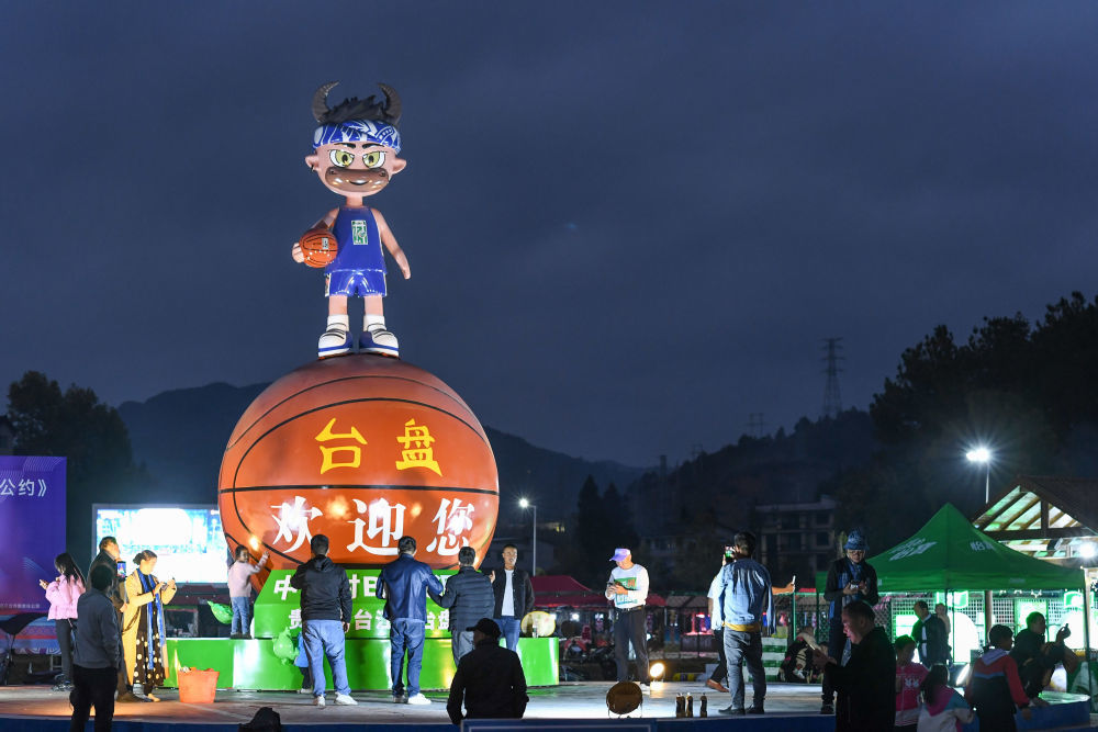 游客与和美乡村篮球大赛吉祥物合影（2023年10月27日摄）。新华社记者 杨文斌 摄