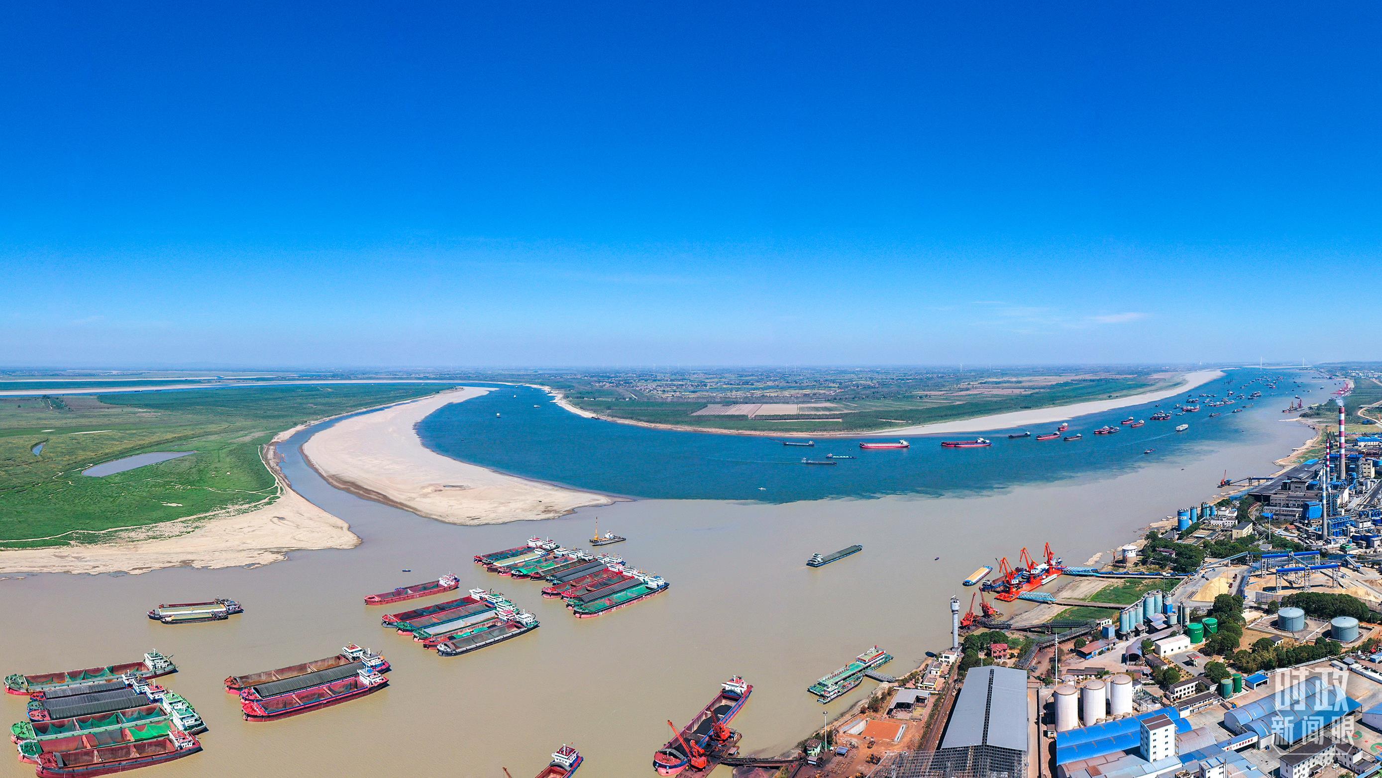 △湖南岳阳,航拍洞庭湖与长江的交汇处。(图/视觉中国)