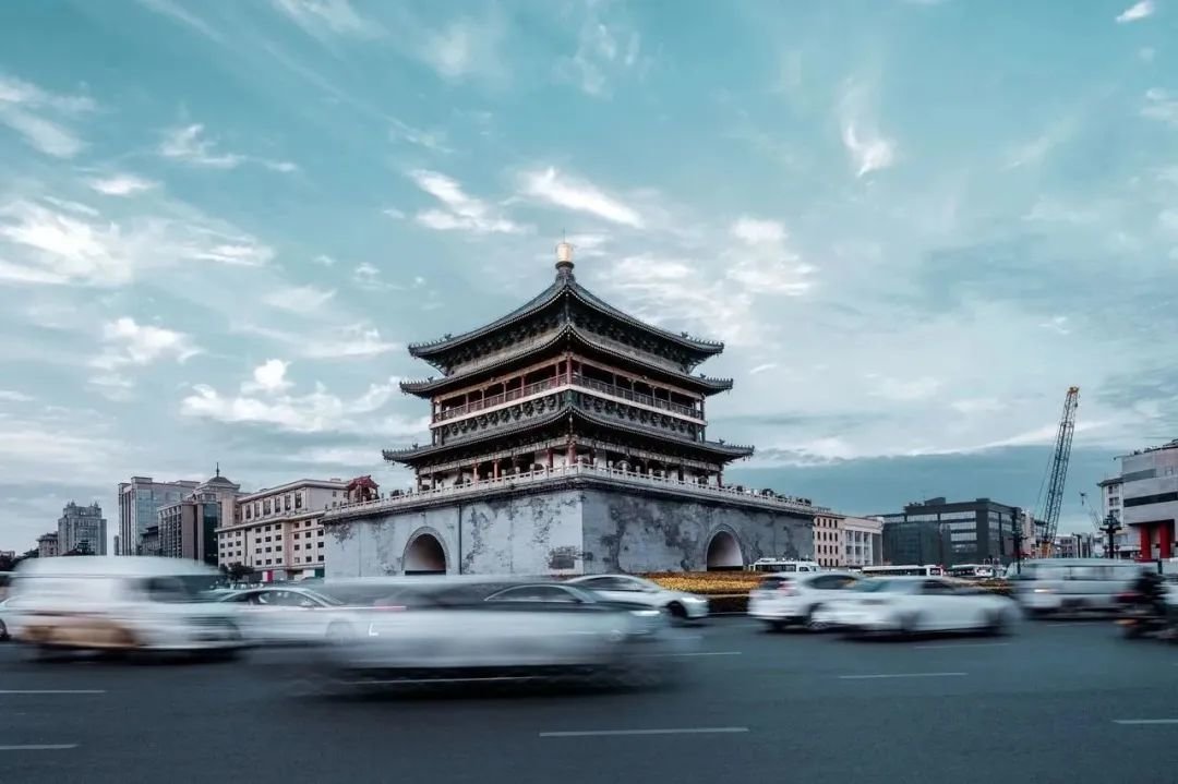 中国陕西西安钟楼和城市道路。/图虫创意
