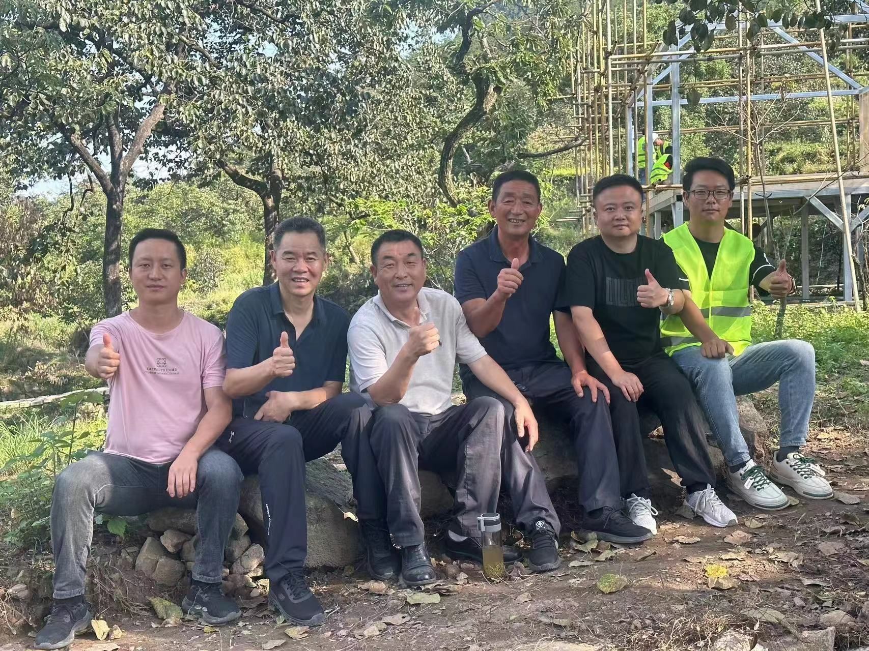 李春（左二）和科研团队