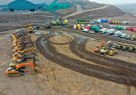 救援现场调集了上百台器械车辆 | 新华社