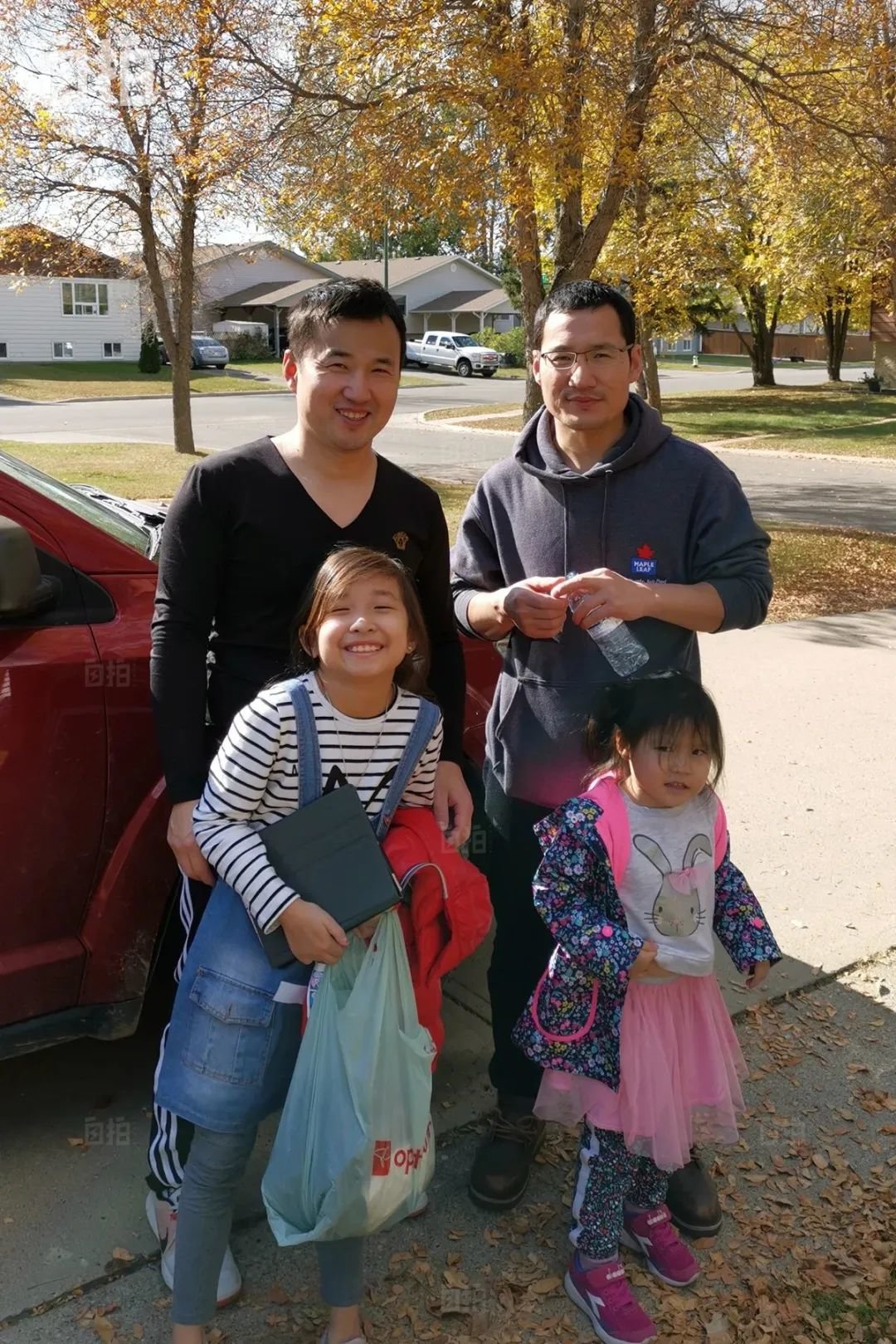 我和弟弟家的二胎都是女孩,俩孩子是加籍,我们大人都还是中国籍。