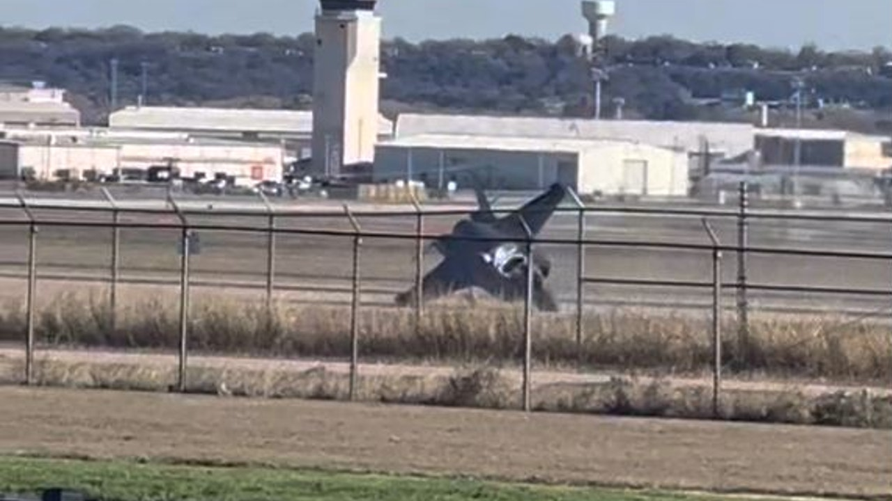 2022年12月15日，一架F-35B战机坠毁瞬间画面  图源：外媒