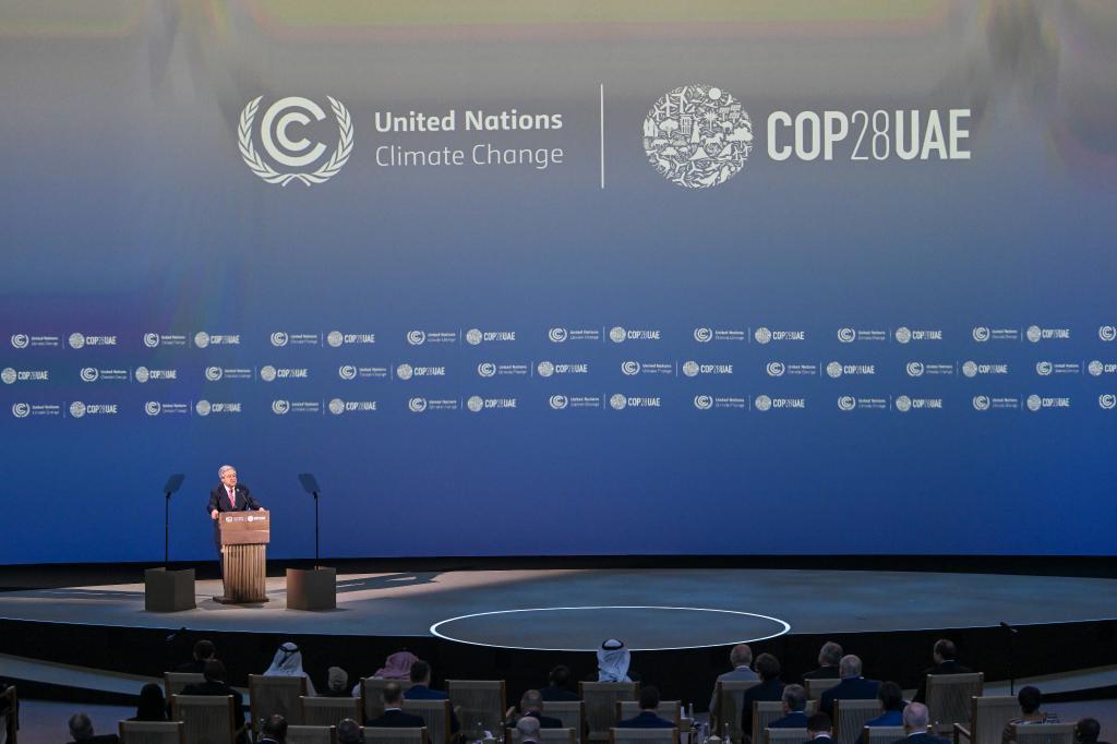 2023年12月1日，联合国秘书长古特雷斯在阿联酋迪拜世界气候行动峰会开幕现场致辞。新华社发（联合国气候变化迪拜大会供图）