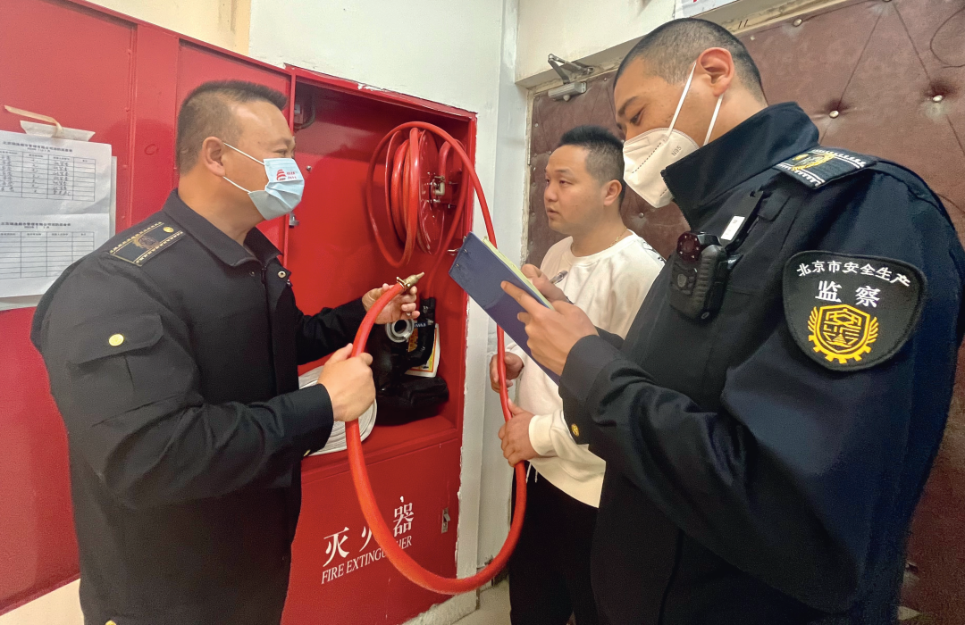 新村街道工作人员在瑞逸生活超市检查整改情况。