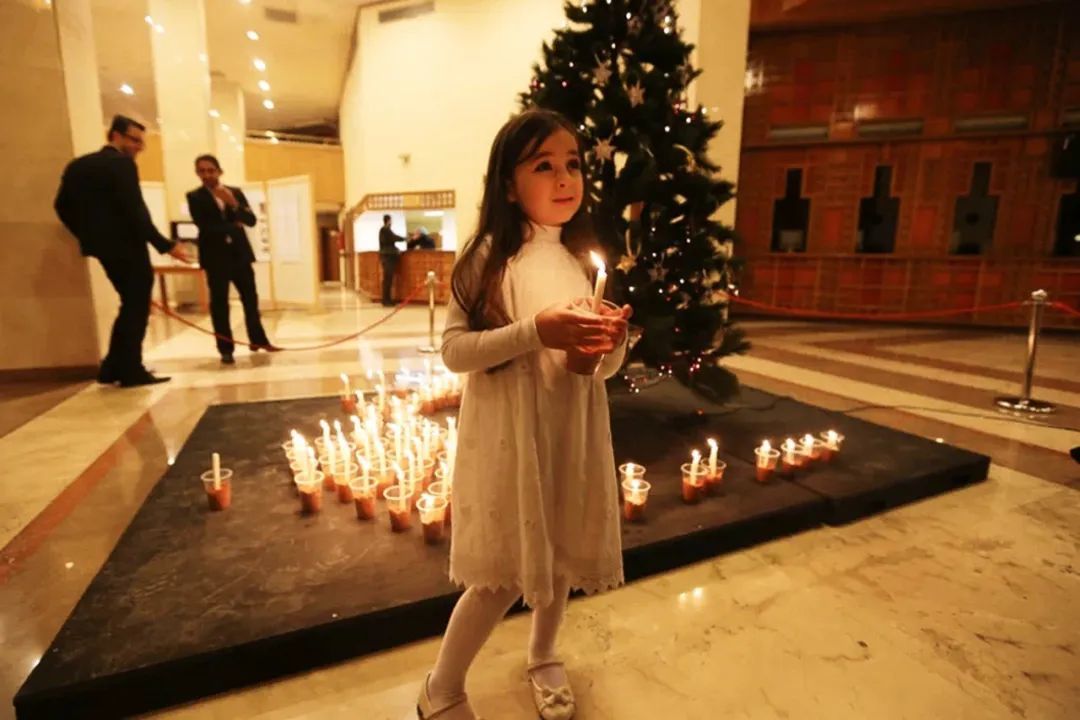 ▲在大马士革，小朋友期盼危机尽早结束，手捧蜡烛祈福