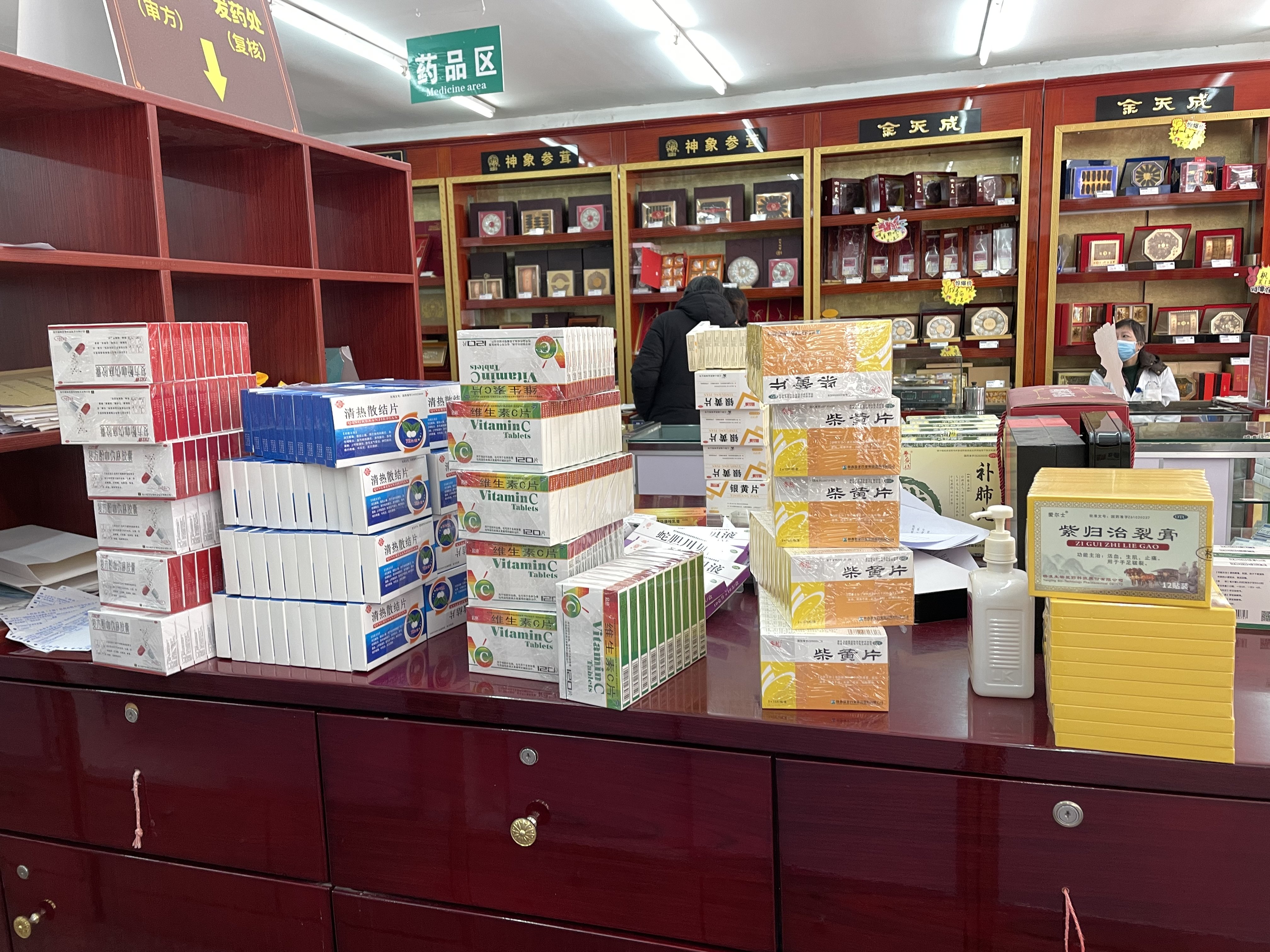 1月3日,余天成西林大药房新进了许多药品。澎湃新闻记者 徐祯曜 图
