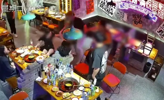 【女子拒绝搭讪后遭殴打：涉事男子被拘15日，但至今未道歉】#男子搭讪