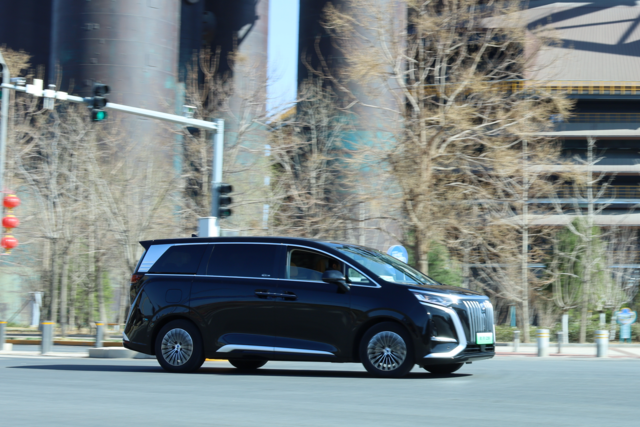 脚踢埃尔法拳打艾维亚,腾势D9 EV体验报告