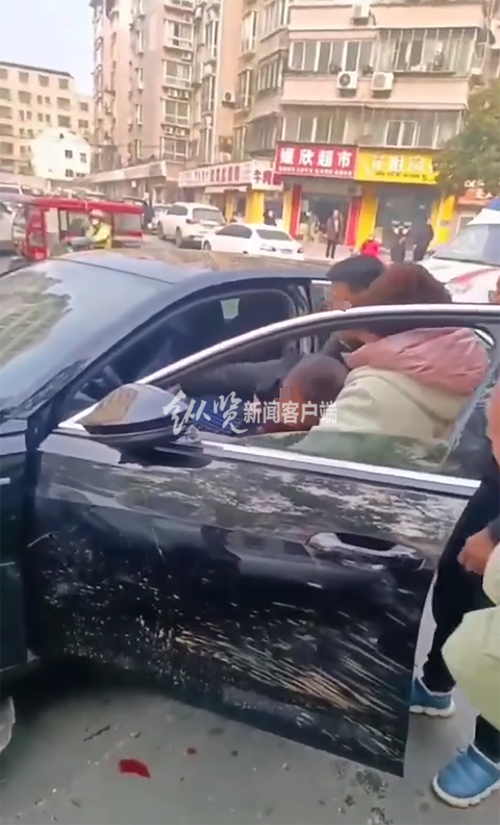 司机被群众从车内拉出。（来源/视频截图）