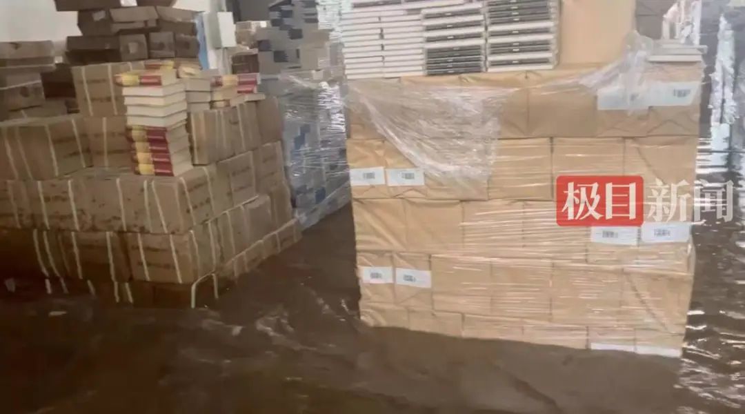涿州一家图书公司的库房被水淹（受访者供图）
