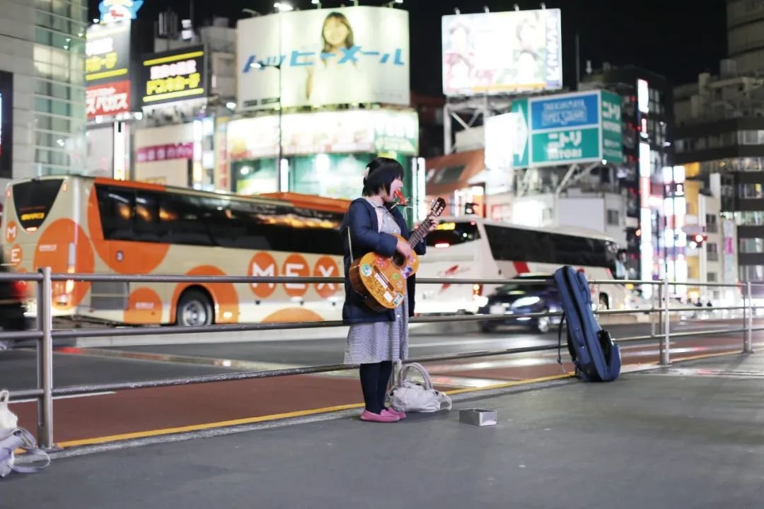 咖喱店打工的同事是音乐人, 偶尔出现在深夜进行「路上演出」(摄影:吉井忍)